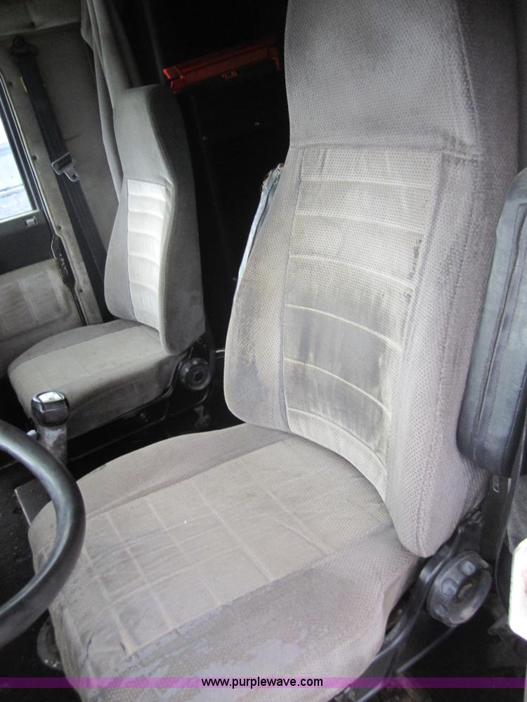 image for item A4721 1992 Freightliner FLD120 semi truck