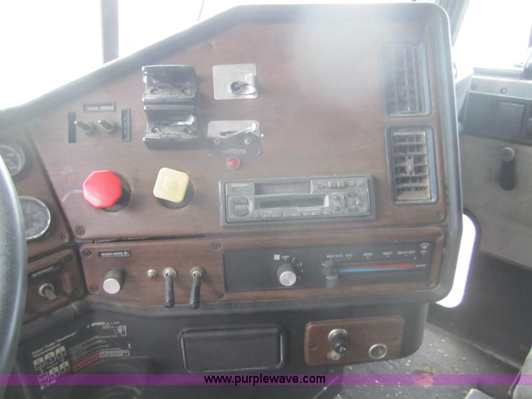 image for item A4721 1992 Freightliner FLD120 semi truck