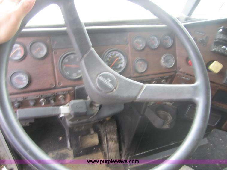 image for item A4721 1992 Freightliner FLD120 semi truck