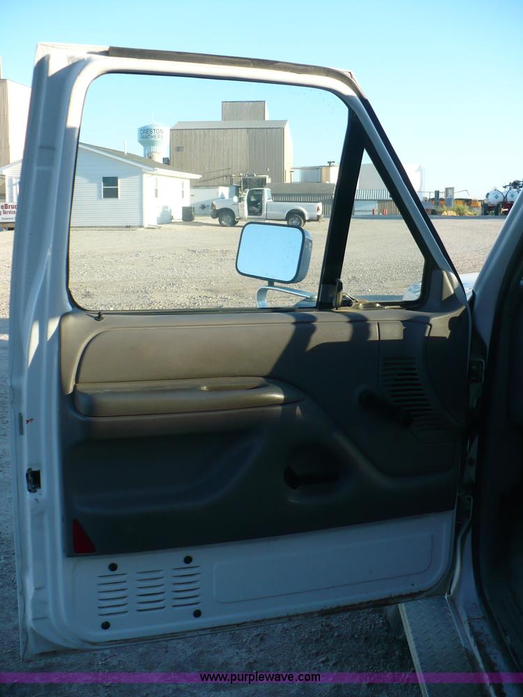 image for item A4867 1997 Ford F250 pickup truck