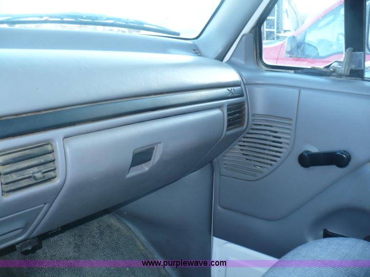 image for item A4867 1997 Ford F250 pickup truck