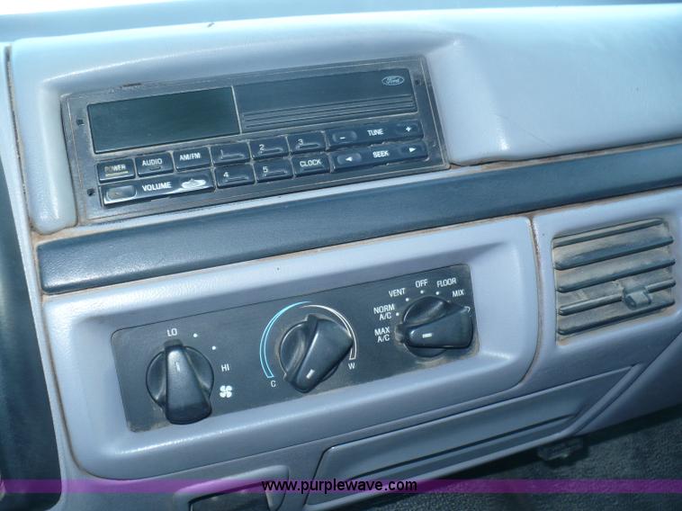 image for item A4867 1997 Ford F250 pickup truck