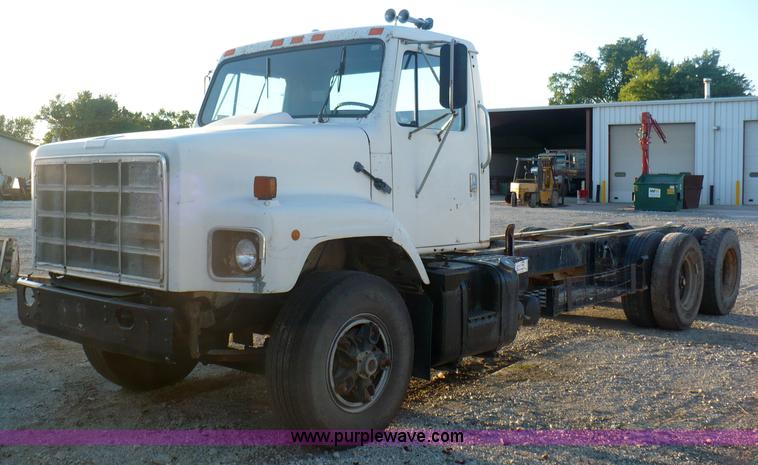 image for item A4868 1987 International F-2675 semi truck cab and chassis