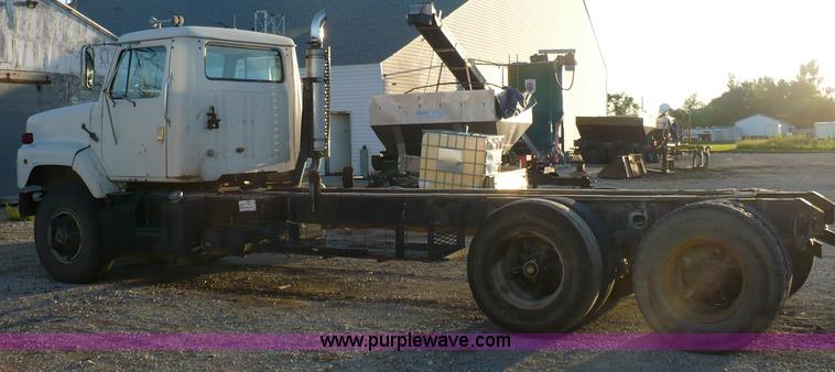 image for item A4868 1987 International F-2675 semi truck cab and chassis