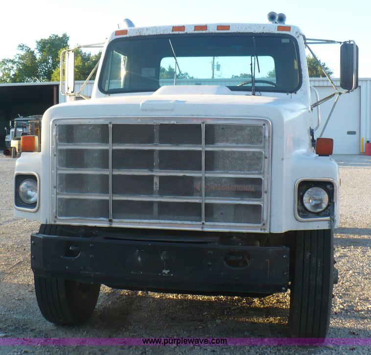 image for item A4868 1987 International F-2675 semi truck cab and chassis