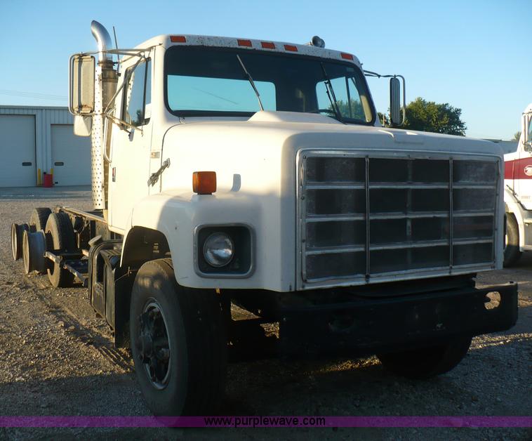 image for item A4868 1987 International F-2675 semi truck cab and chassis