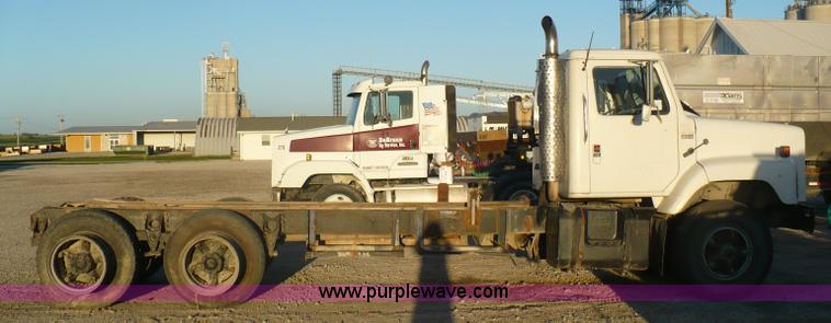 image for item A4868 1987 International F-2675 semi truck cab and chassis