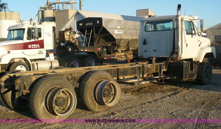 image for item A4868 1987 International F-2675 semi truck cab and chassis