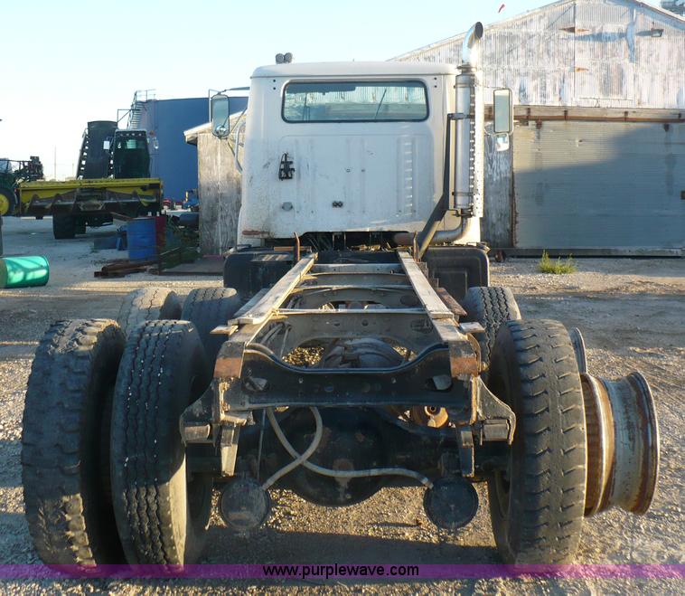 image for item A4868 1987 International F-2675 semi truck cab and chassis