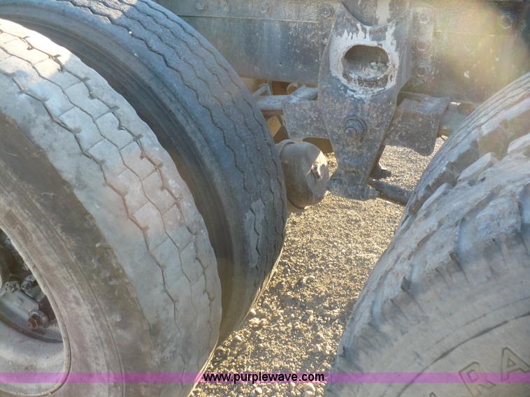 image for item A4868 1987 International F-2675 semi truck cab and chassis