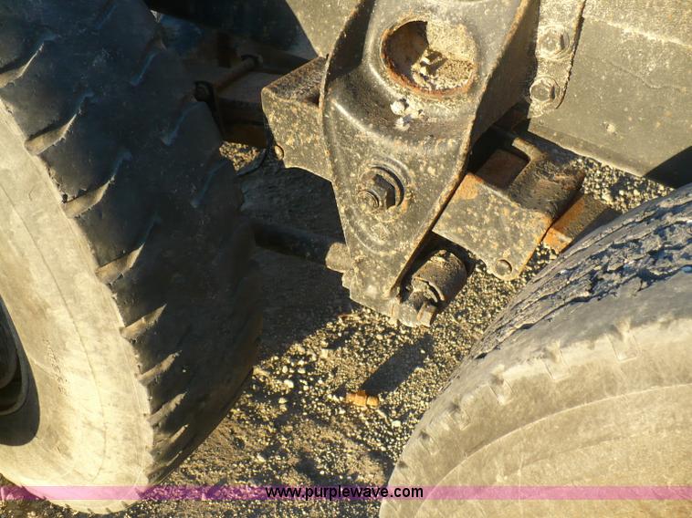 image for item A4868 1987 International F-2675 semi truck cab and chassis