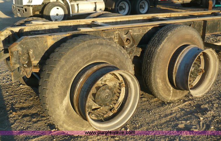 image for item A4868 1987 International F-2675 semi truck cab and chassis