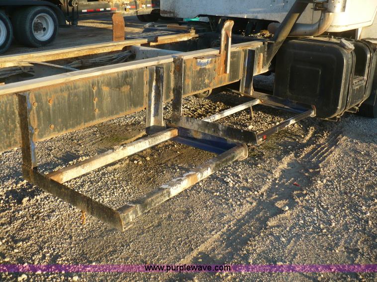 image for item A4868 1987 International F-2675 semi truck cab and chassis