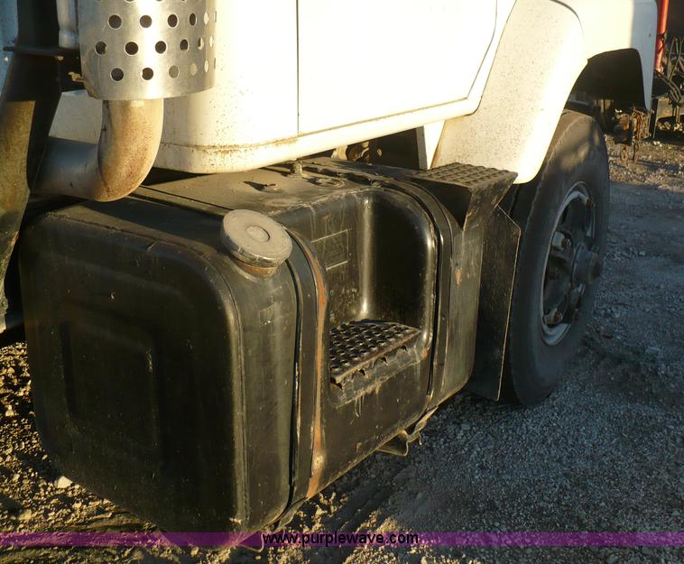 image for item A4868 1987 International F-2675 semi truck cab and chassis