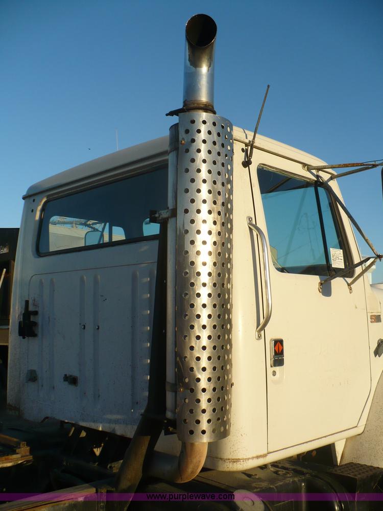 image for item A4868 1987 International F-2675 semi truck cab and chassis