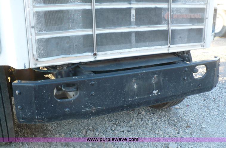 image for item A4868 1987 International F-2675 semi truck cab and chassis