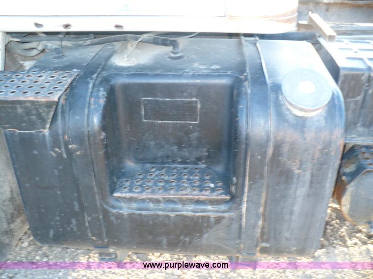 image for item A4868 1987 International F-2675 semi truck cab and chassis