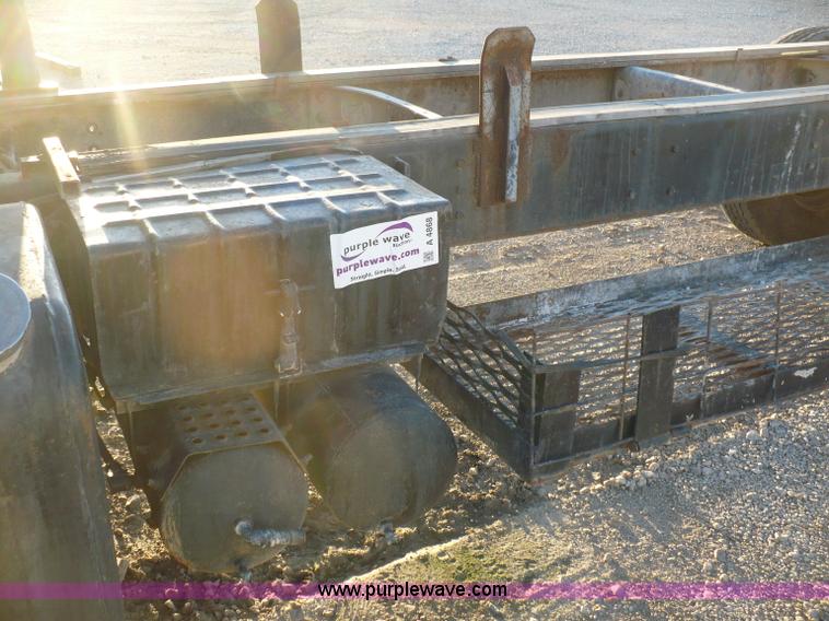 image for item A4868 1987 International F-2675 semi truck cab and chassis