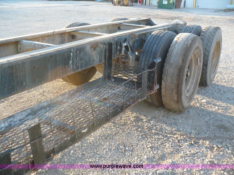 image for item A4868 1987 International F-2675 semi truck cab and chassis