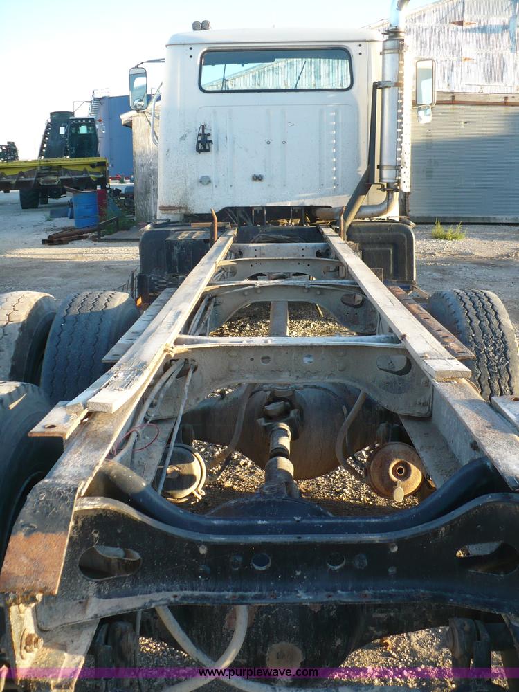 image for item A4868 1987 International F-2675 semi truck cab and chassis