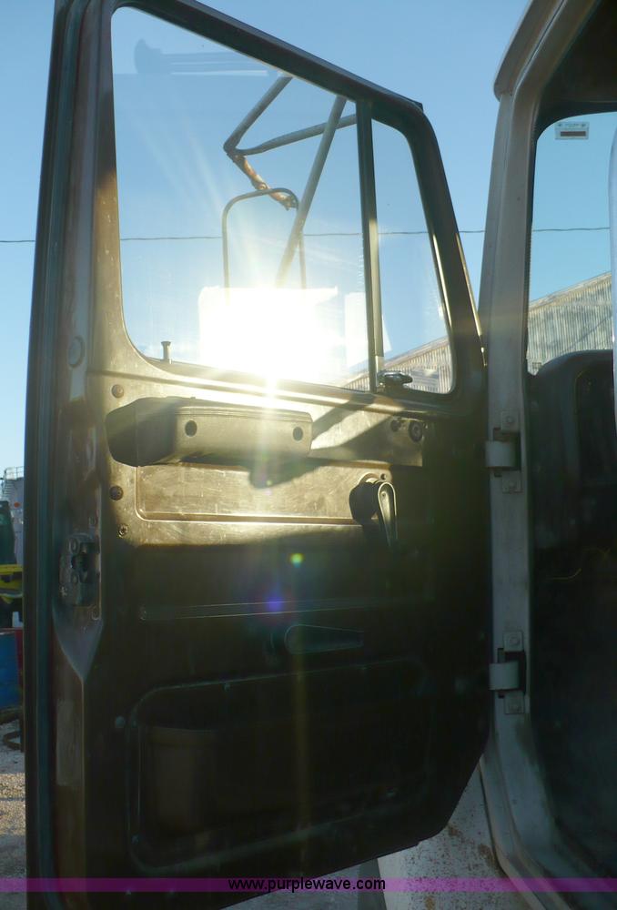 image for item A4868 1987 International F-2675 semi truck cab and chassis