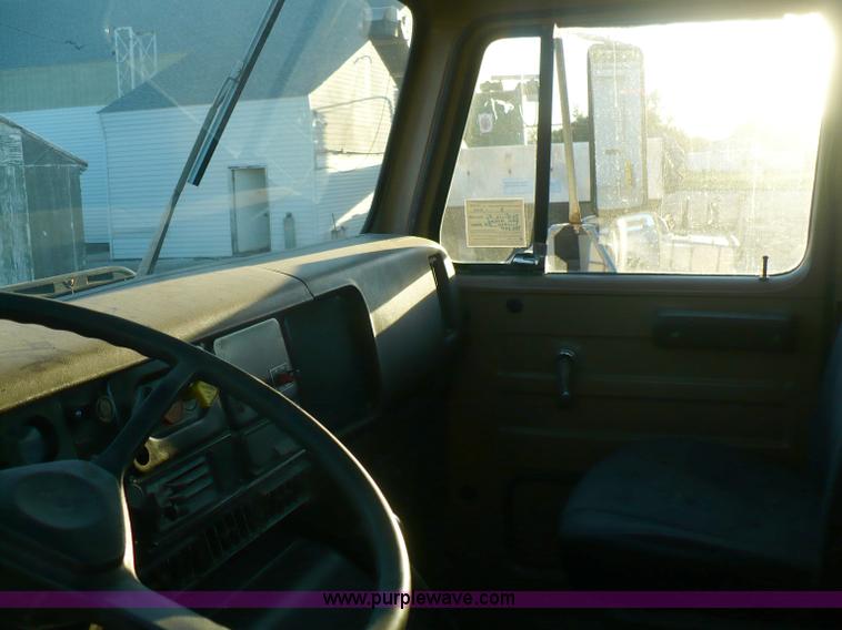 image for item A4868 1987 International F-2675 semi truck cab and chassis