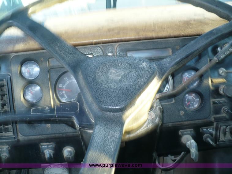 image for item A4868 1987 International F-2675 semi truck cab and chassis