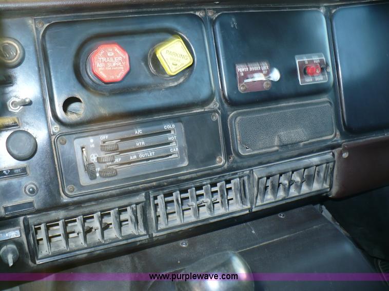 image for item A4868 1987 International F-2675 semi truck cab and chassis