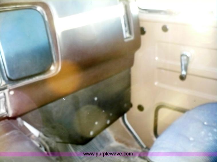 image for item A4868 1987 International F-2675 semi truck cab and chassis