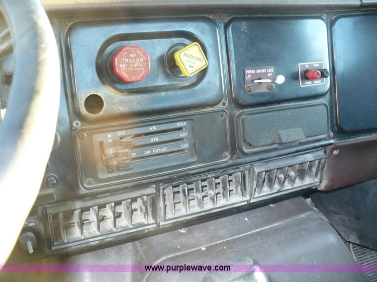 image for item A4868 1987 International F-2675 semi truck cab and chassis