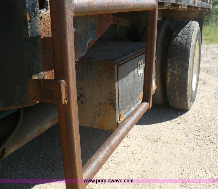 image for item A4870 1995 International 4900 dump truck with boom