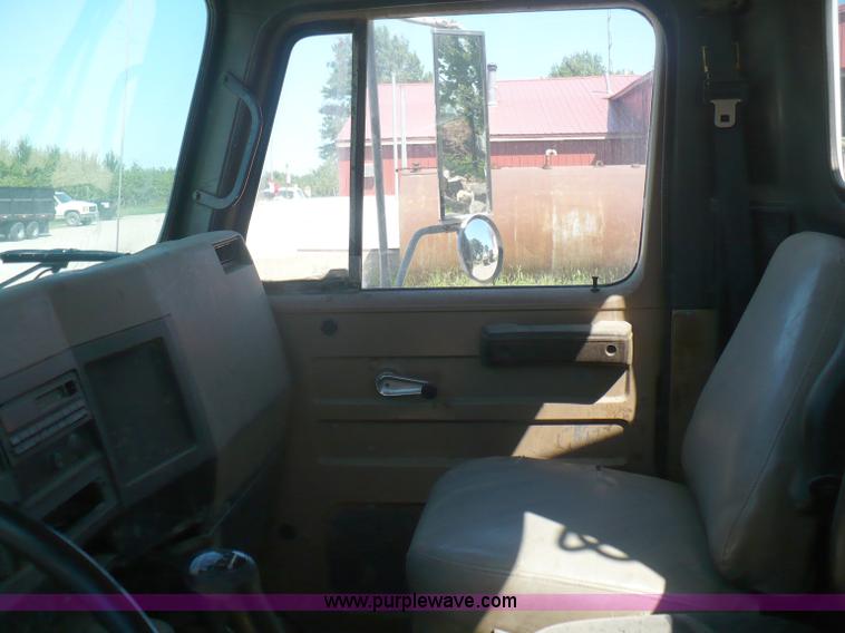 image for item A4870 1995 International 4900 dump truck with boom