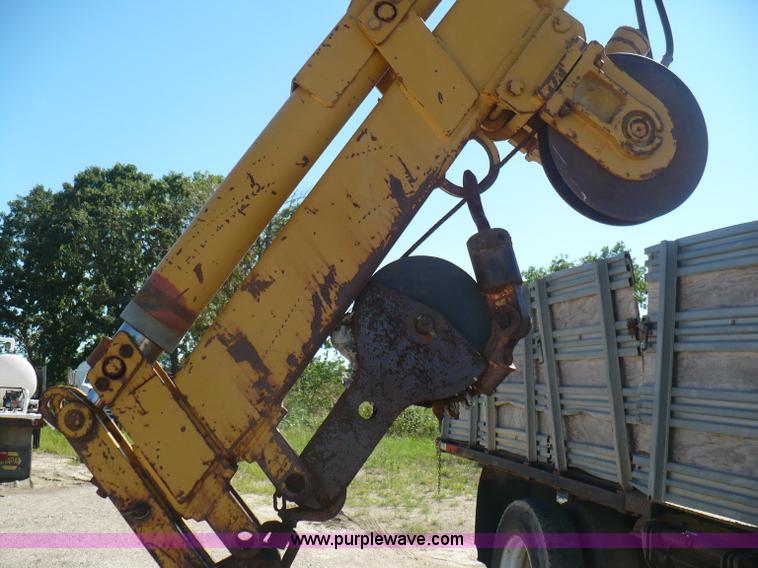 image for item A4870 1995 International 4900 dump truck with boom