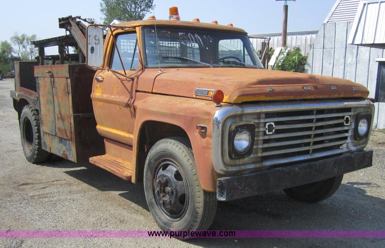 image for item C5004 1969 Ford F600 winch truck