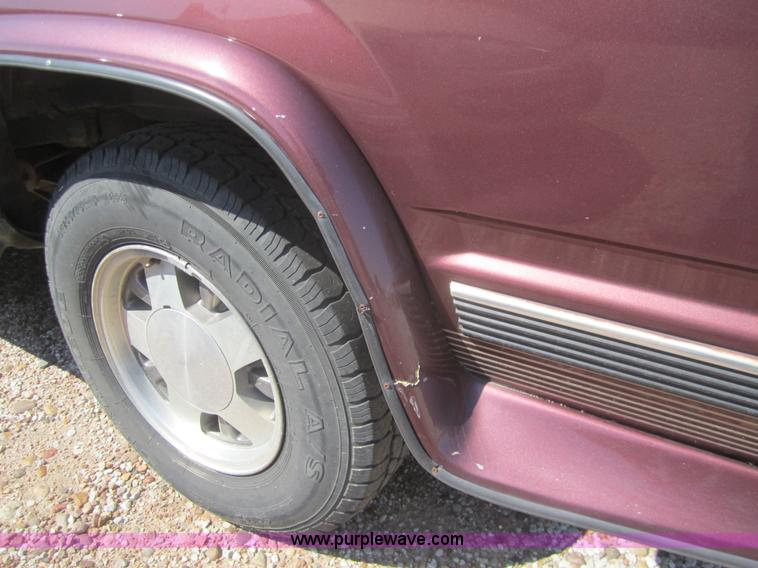 image for item C9808 1997 Chevrolet Suburban C1500 SUV