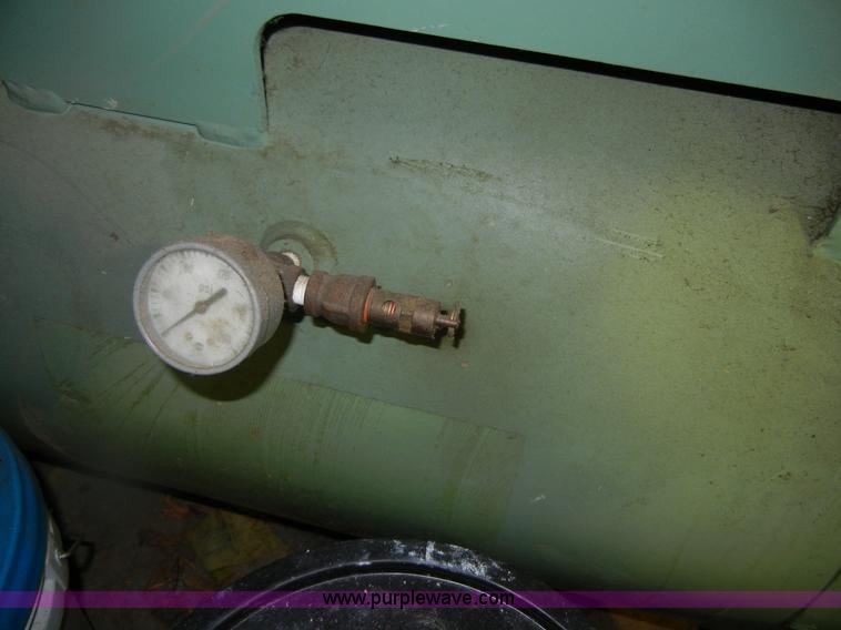 image for item D9729 1998 Sullair ES-6 air compressor