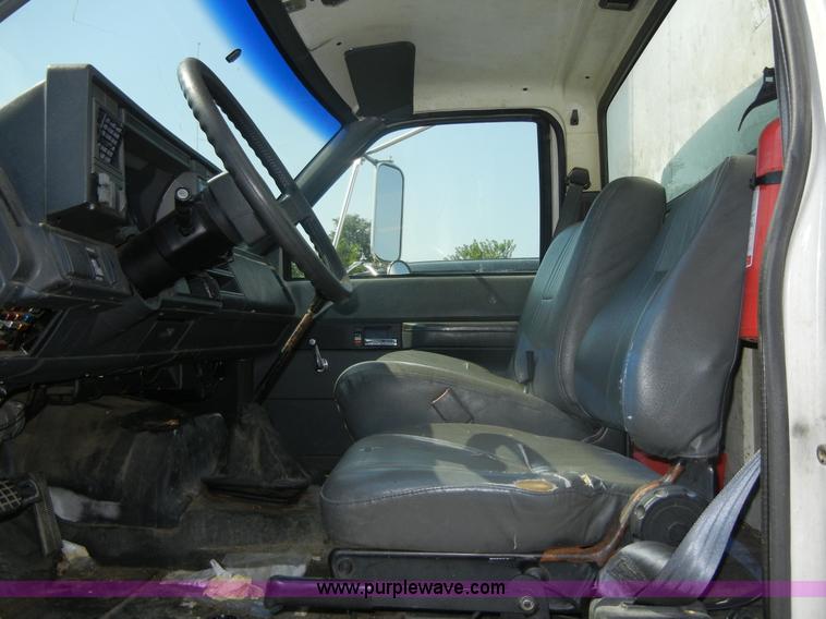 image for item D9797 2000 GMC C6500 box truck