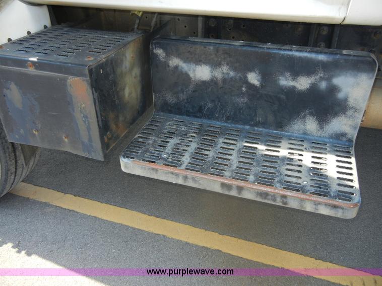 image for item D9797 2000 GMC C6500 box truck