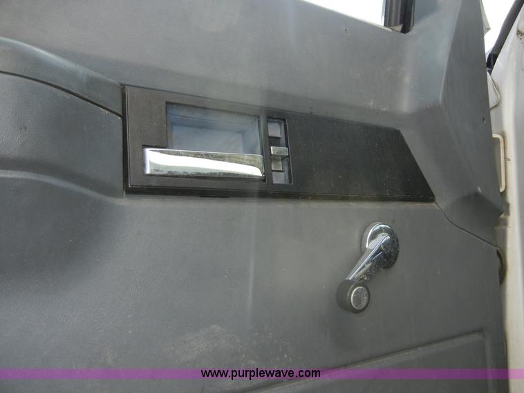 image for item D9797 2000 GMC C6500 box truck