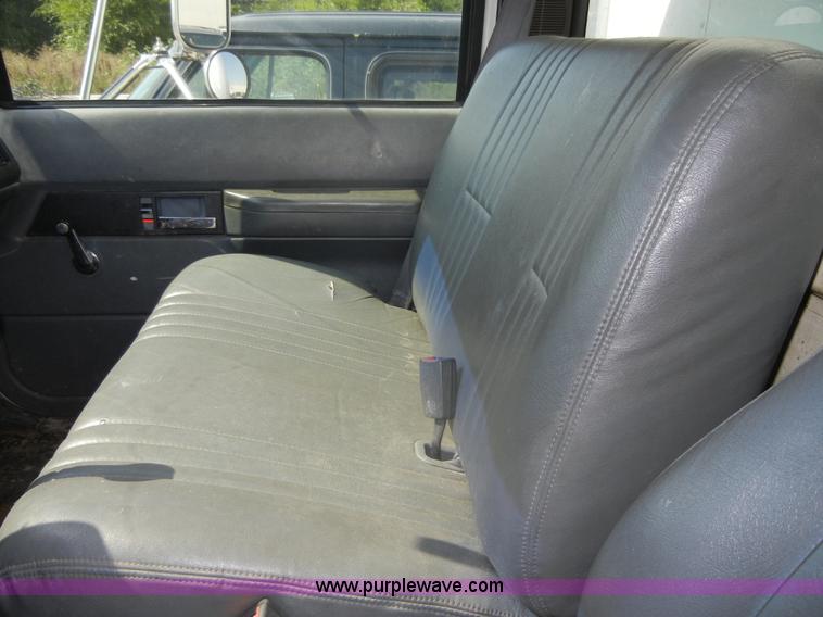 image for item D9797 2000 GMC C6500 box truck