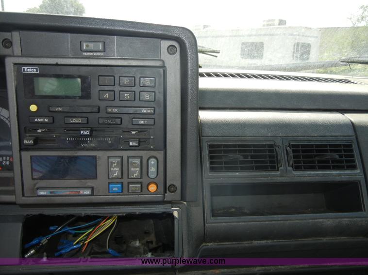 image for item D9797 2000 GMC C6500 box truck