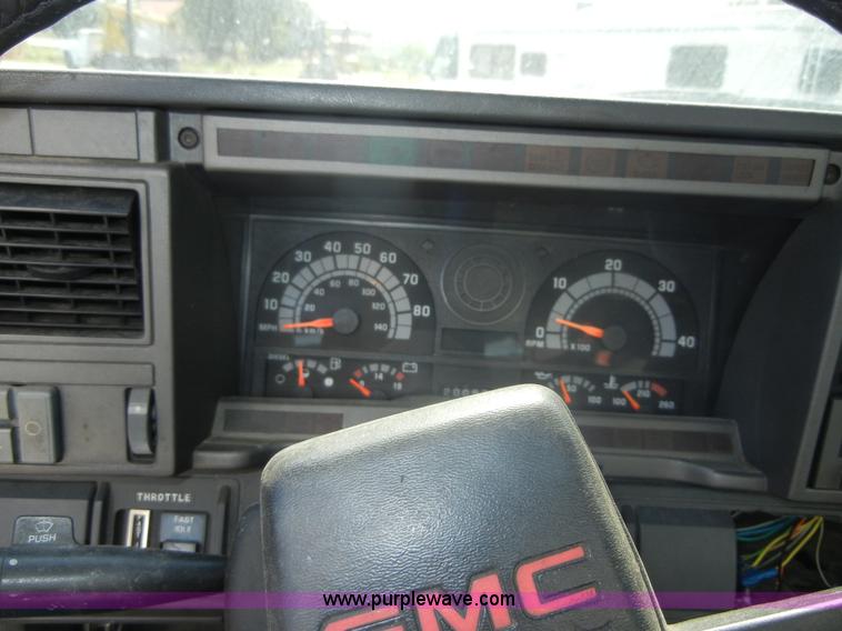 image for item D9797 2000 GMC C6500 box truck