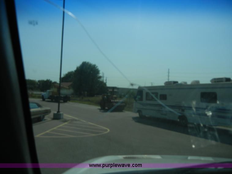 image for item D9797 2000 GMC C6500 box truck