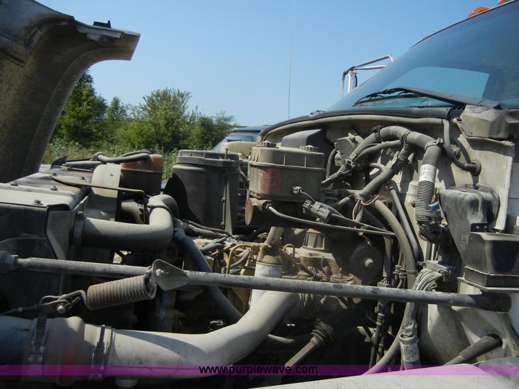 image for item D9797 2000 GMC C6500 box truck