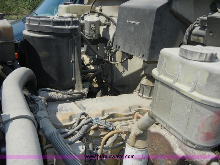 image for item D9797 2000 GMC C6500 box truck