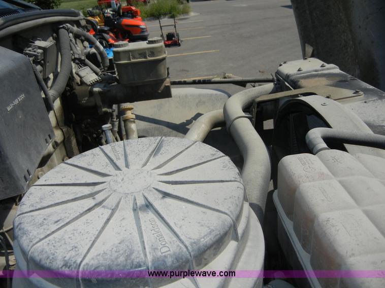 image for item D9797 2000 GMC C6500 box truck