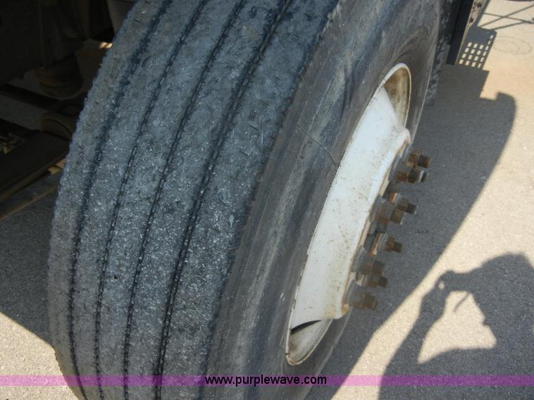 image for item D9797 2000 GMC C6500 box truck