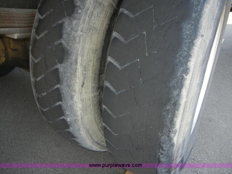 image for item D9797 2000 GMC C6500 box truck