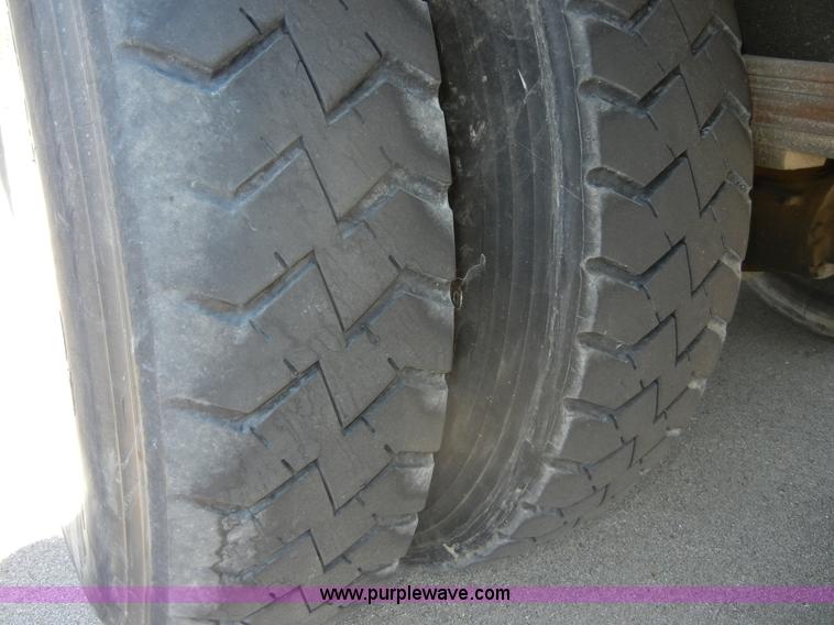 image for item D9797 2000 GMC C6500 box truck