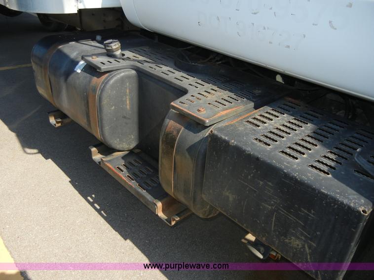 image for item D9797 2000 GMC C6500 box truck